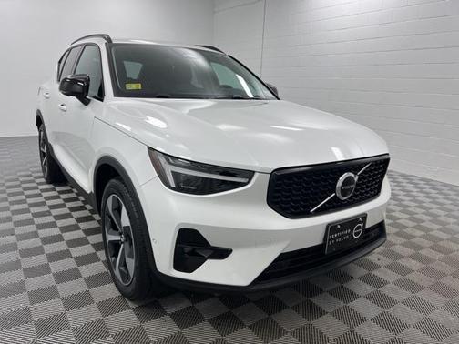2026 Volvo XC40 Plus, B5 AWD Gas (mild hybrid), Dark