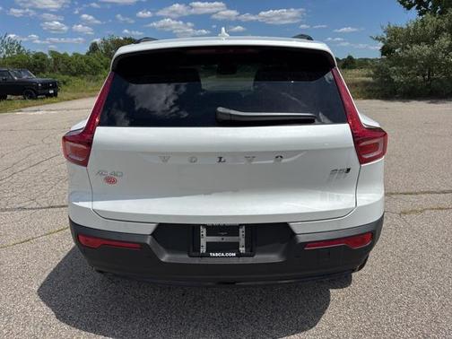 2026 Volvo XC40 Plus, B5 AWD Gas (mild hybrid), Dark