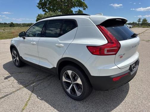 2026 Volvo XC40 Plus, B5 AWD Gas (mild hybrid), Dark