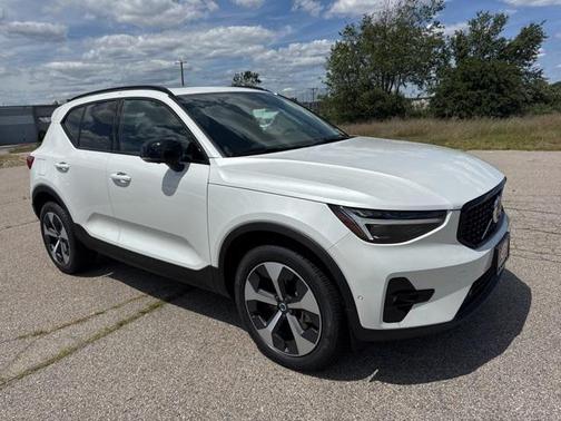 2026 Volvo XC40 Plus, B5 AWD Gas (mild hybrid), Dark