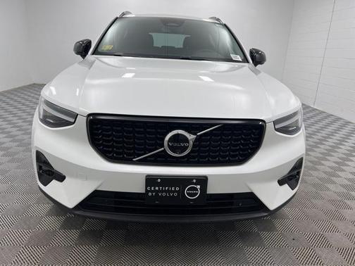 2026 Volvo XC40 Plus, B5 AWD Gas (mild hybrid), Dark