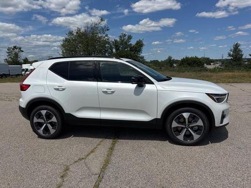 2026 Volvo XC40 Plus, B5 AWD Gas (mild hybrid), Dark