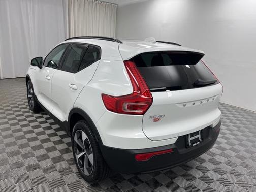 2026 Volvo XC40 Plus, B5 AWD Gas (mild hybrid), Dark