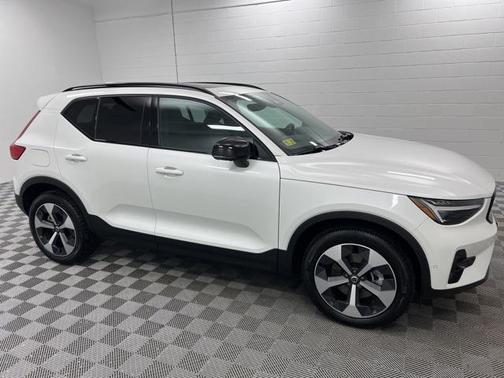 2026 Volvo XC40 Plus, B5 AWD Gas (mild hybrid), Dark