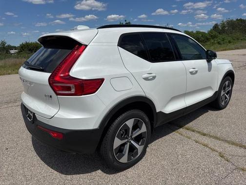 2026 Volvo XC40 Plus, B5 AWD Gas (mild hybrid), Dark