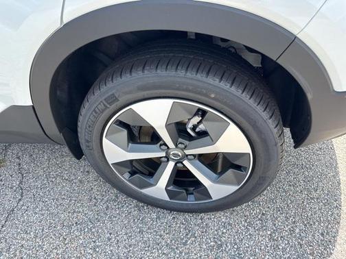 2026 Volvo XC40 Plus, B5 AWD Gas (mild hybrid), Dark