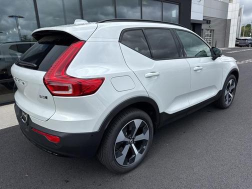 2025 Volvo XC40 B5 Plus Dark Theme