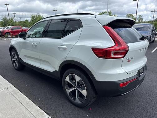 2025 Volvo XC40 B5 Plus Dark Theme