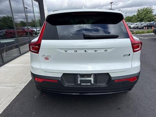 2025 Volvo XC40 B5 Plus Dark Theme