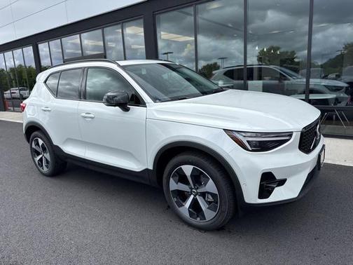 2025 Volvo XC40 B5 Plus Dark Theme