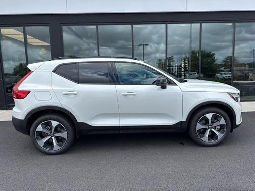 2025 Volvo XC40 B5 Plus Dark Theme