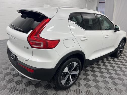 2025 Volvo XC40 B5 Core Bright Theme