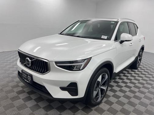 2025 Volvo XC40 B5 Core Bright Theme