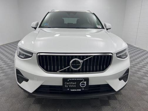 2025 Volvo XC40 B5 Core Bright Theme