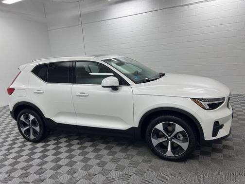 2025 Volvo XC40 B5 Core Bright Theme