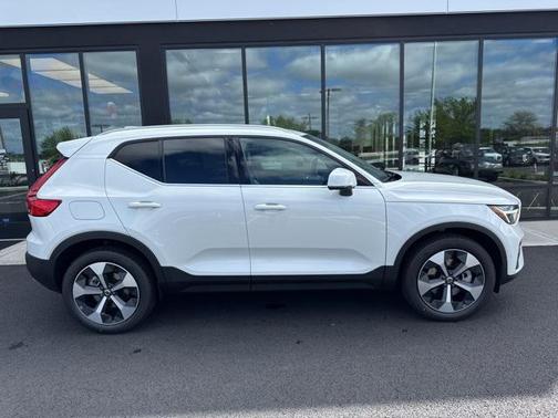 2025 Volvo XC40 B5 Plus Bright Theme