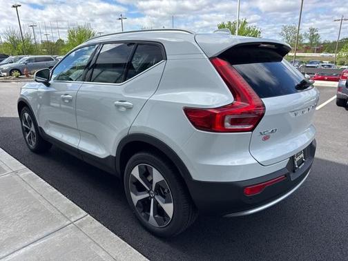 2025 Volvo XC40 B5 Plus Bright Theme
