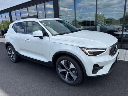 2025 Volvo XC40 B5 Plus Bright Theme