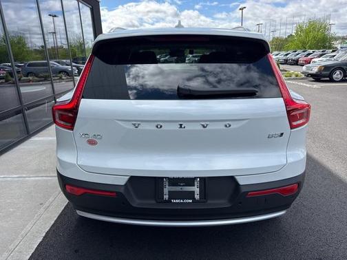 2025 Volvo XC40 B5 Plus Bright Theme