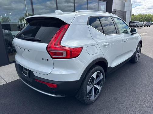 2025 Volvo XC40 B5 Plus Bright Theme