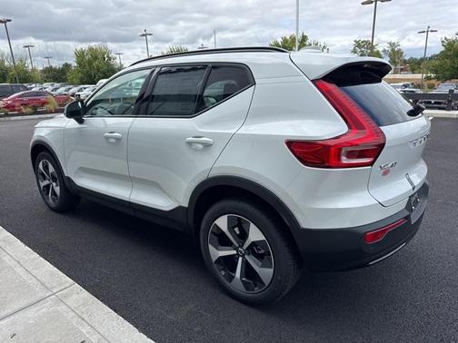 2025 Volvo XC40 B5 Plus Dark Theme