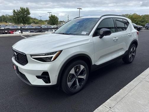 2025 Volvo XC40 B5 Plus Dark Theme