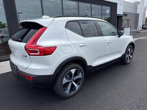 2025 Volvo XC40 B5 Plus Dark Theme