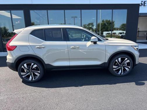 2025 Volvo XC40 B5 Plus Bright Theme