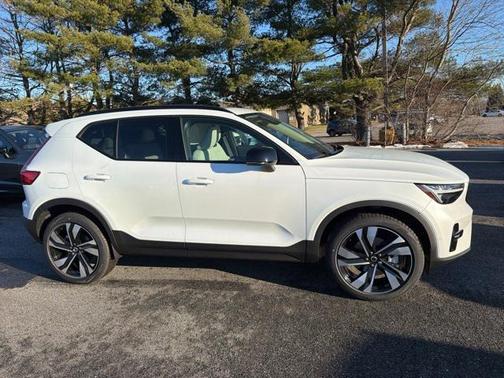 2026 Volvo XC40 Ultra, B5 AWD Gas (mild hybrid), Dark
