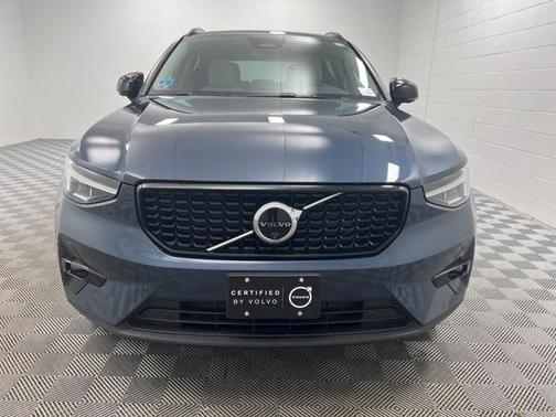 2026 Volvo XC40 Plus, B5 AWD Gas (mild hybrid), Dark