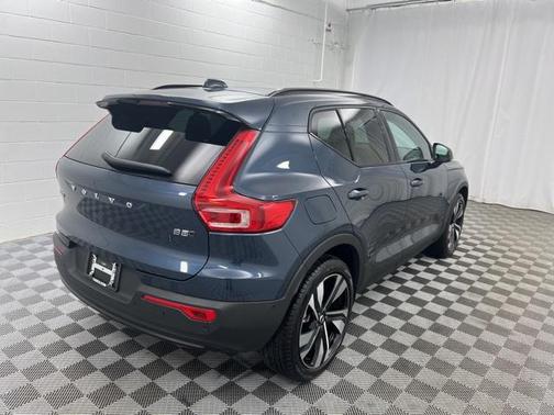 2026 Volvo XC40 Plus, B5 AWD Gas (mild hybrid), Dark