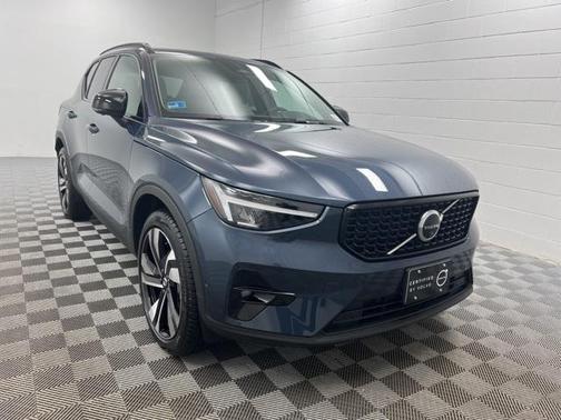 2026 Volvo XC40 Plus, B5 AWD Gas (mild hybrid), Dark