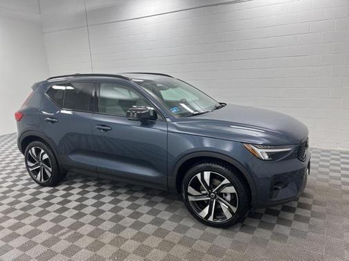 2026 Volvo XC40 Plus, B5 AWD Gas (mild hybrid), Dark