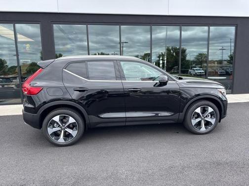2025 Volvo XC40 B5 Plus Bright Theme