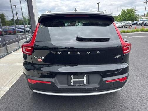 2025 Volvo XC40 B5 Plus Bright Theme