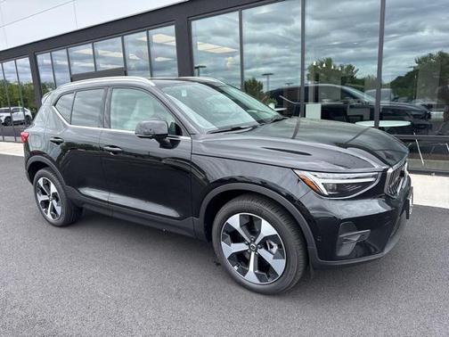 2025 Volvo XC40 B5 Plus Bright Theme