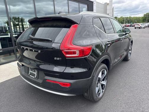 2025 Volvo XC40 B5 Plus Bright Theme