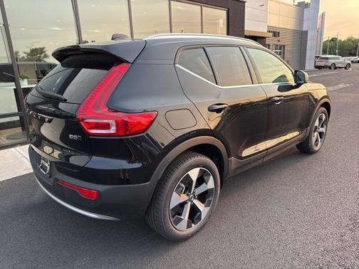2025 Volvo XC40 B5 Core Bright Theme
