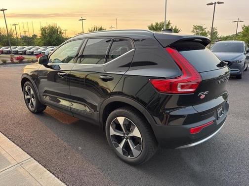 2025 Volvo XC40 B5 Core Bright Theme