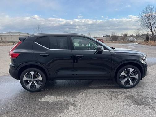 2025 Volvo XC40 B5 Core Bright Theme
