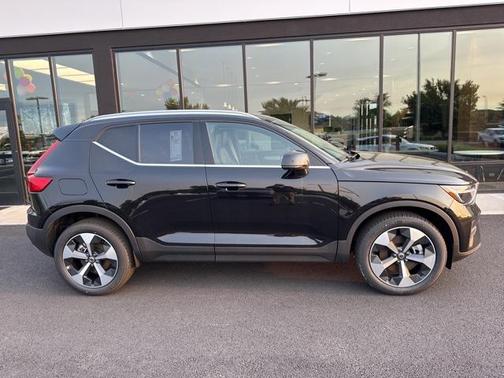 2025 Volvo XC40 B5 Core Bright Theme
