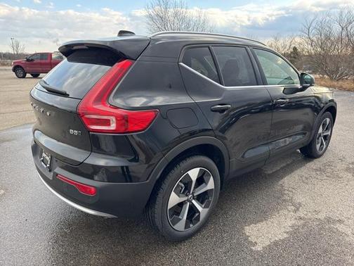 2025 Volvo XC40 B5 Core Bright Theme