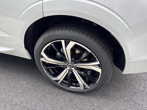 2025 Volvo XC60 B5 Ultra
