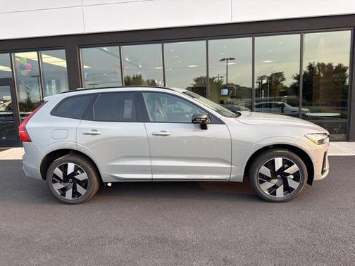 2025 Volvo XC60 Plug-In Hybrid T8 Plus