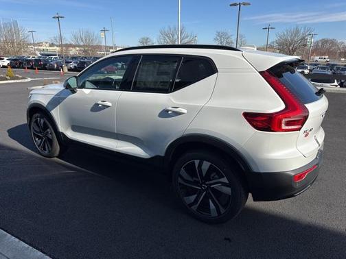 2025 Volvo XC40 B5 Plus Dark Theme
