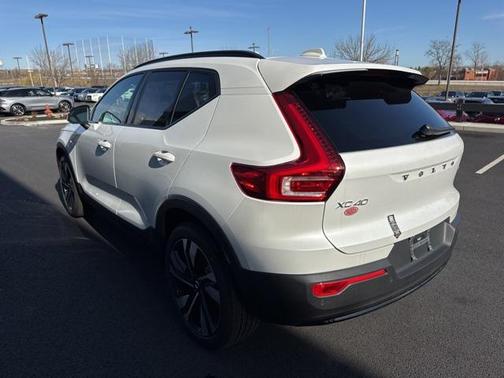 2025 Volvo XC40 B5 Plus Dark Theme