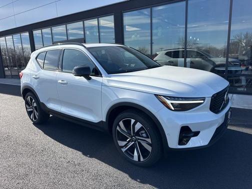 2025 Volvo XC40 B5 Plus Dark Theme