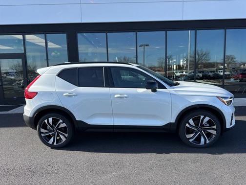 2025 Volvo XC40 B5 Plus Dark Theme