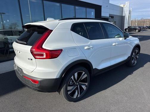 2025 Volvo XC40 B5 Plus Dark Theme