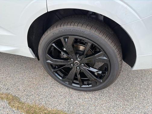2026 Volvo XC60 B5 Ultra Black Edition